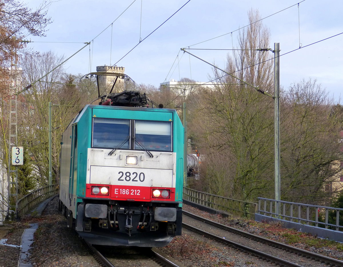 Die Cobra 2820   kommt durch Aachen-Schanz mit einem Kesselzug aus Antwerpen-BASF(B) nach Ludwigshafen-BASF(D) und kommt aus Richtung Aachen-West und fährt in Richtung Aachen-Hbf,Aachen-Rothe-Erde,Stolberg-Hbf(Rheinland)Eschweiler-Hbf,Langerwehe,Düren,Merzenich,Buir,Horrem,Kerpen-Köln-Ehrenfeld,Köln-West,Köln-Süd. Aufgenommen vom Bahnsteig von Aachen-Schanz. 
Bei Sonnenschein am Morgen vom 8.3.2018.