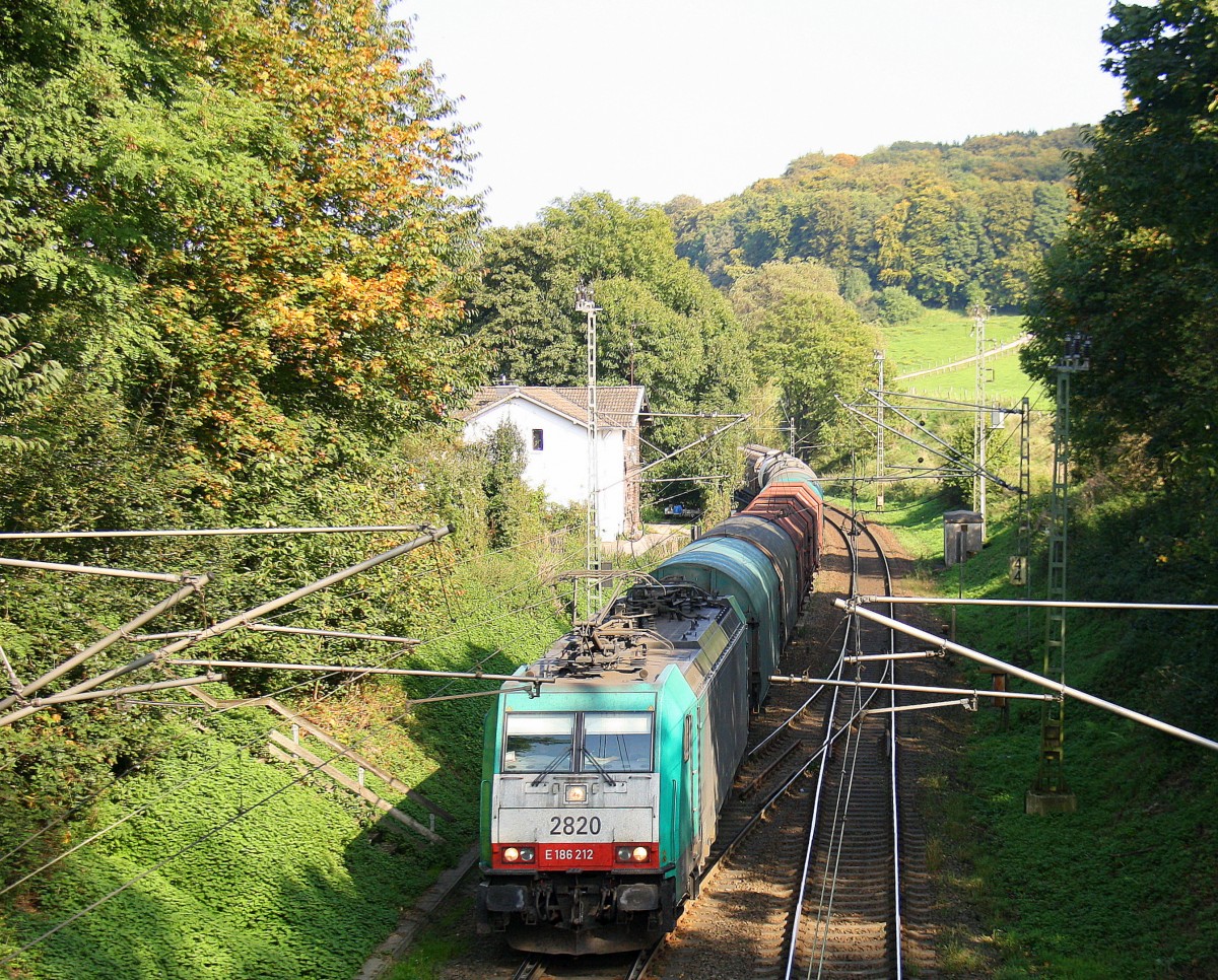 Die Cobra 2820 kommt die Gemmenicher-Rampe hochgefahren aus Aachen-West mit einem langen gemischten Güterzug aus Köln-Gremberg nach Antwerpen-Noord(B) und fährt gleich in den Gemmenicher-Tunnel hinein und fährt in Richtung Montzen/Vise(B). Aufgenommen in Reinartzkehl an der Montzenroute bei schönem Herbstwetter am 3.10.2014. 