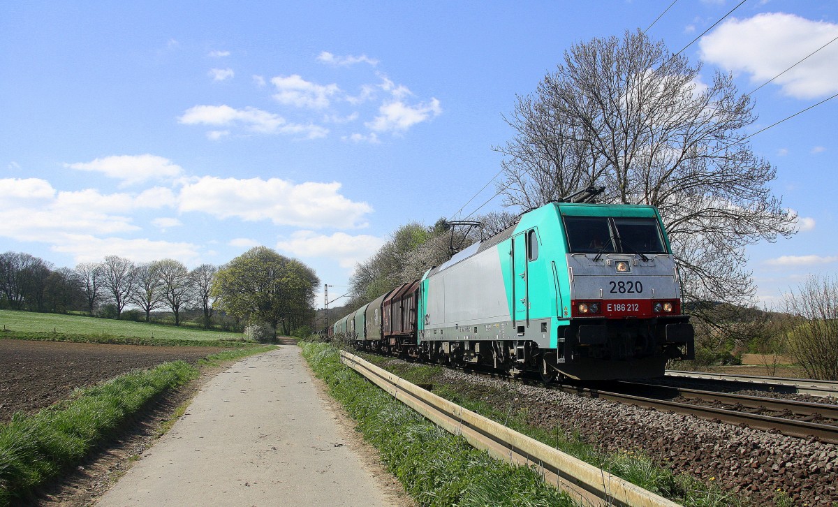Die Cobra 2820  kommt die Gemmenicher-Rampe herunter nach Aachen-West mit einem Kurzen Coilzug aus Kinkempois(B) nach Köln-Gremberg.
Aufgenommen an der Montzenroute am Gemmenicher-Weg bei schönem Frühlingswetter am 18.4.2015.
