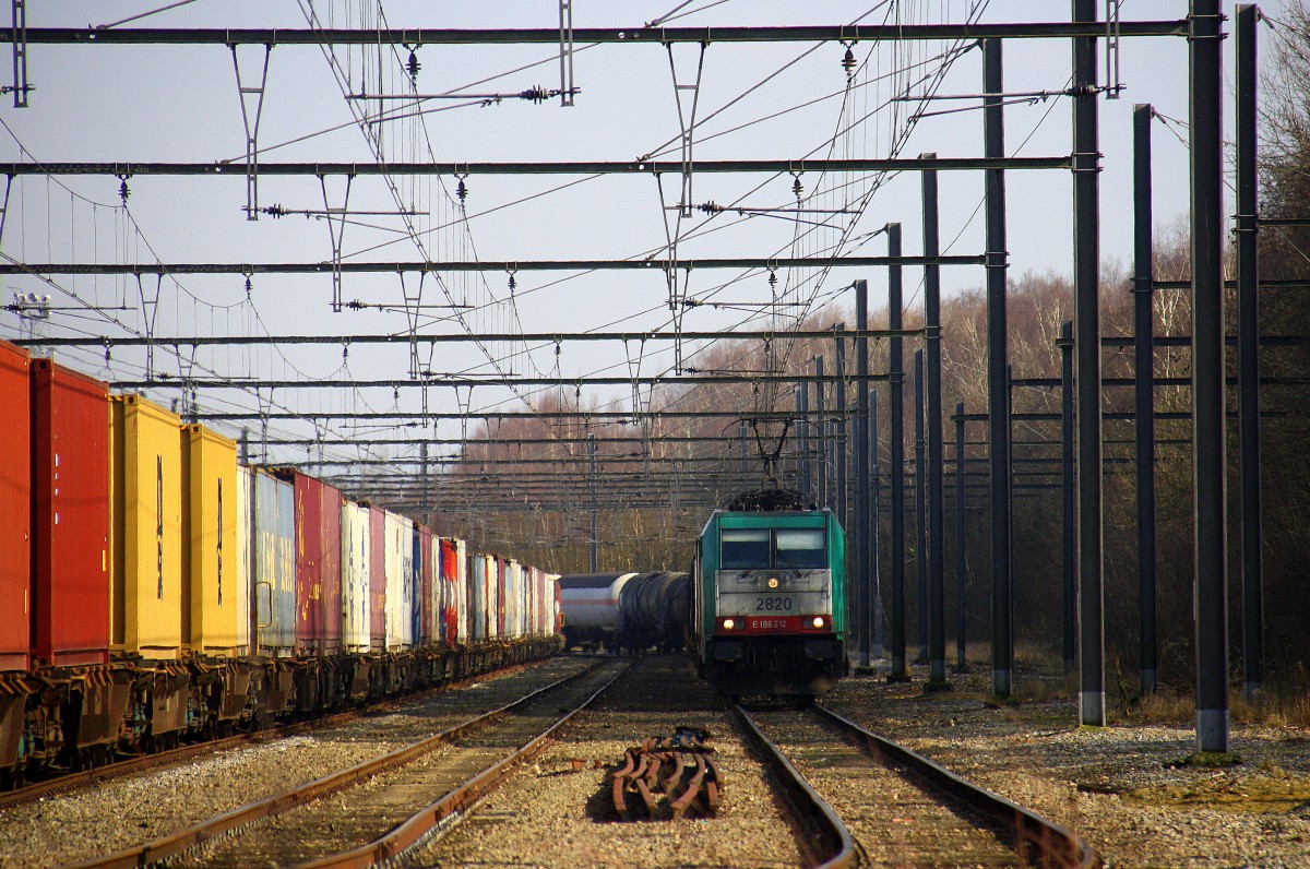 Die Cobra 2820 kommt mit einem Kesselzug von Aachen-West und fährt in Montzen-Gare ein.
Aufgenommen in Montzen-Gare(B).
Bei schönem Sonnenschein am Nachmittag vom 13.3.2016. 