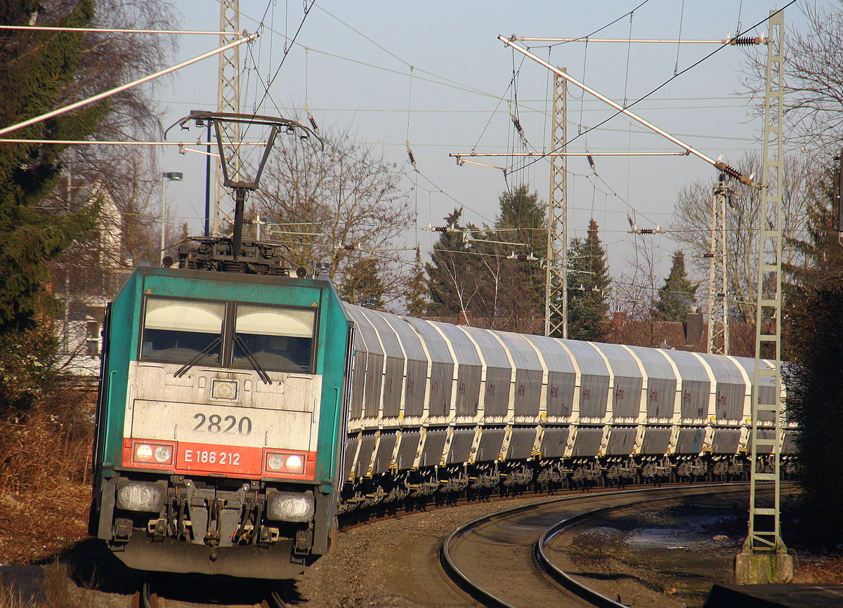 Die Cobra 2820 kommt mit einem Kalkleerzug aus Millingen(D) nach Yves-Gomezee(B) und kommt Richtung Mönchengladbach-Hbf,Rheydt-Hbf,Wickrath,Beckrath,Herrath und fährt durch Erkelenz in Richtung Baal,Hückelhoven-Baal,Brachelen,Lindern,Süggerrath,Geilenkirchen,Frelenberg,Zweibrüggen,Übach-Palenberg,Rimburg,Finkenrath,Hofstadt,Herzogenrath, Kohlscheid,Richterich,Laurensberg,Aachen-West. 
Aufgenommen vom Bahnsteig 1 in Erkelenz. 
Bei Sonnenschein am Kalten Nachmittag vom 30.12.2016.