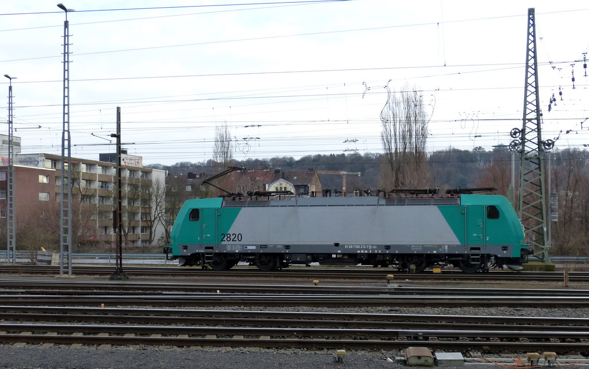 Die Cobra 2820  rangiert in Aachen-West. 
Aufgenommen vom Bahnsteig in Aachen-West.
Bei Sonne und Regenwolken am Morgen vom 9.3.2018.