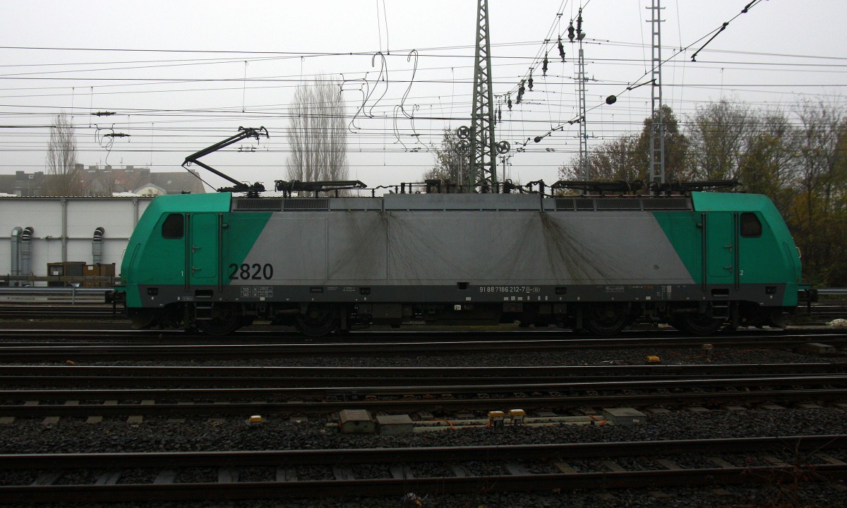 Die Cobra 2820 rangiert in Aachen-West. 
Aufgenommen vom Bahnsteig in Aachen-West. Bei Nebelwolken an einem Kalten vormittag vom 3.12.2014.