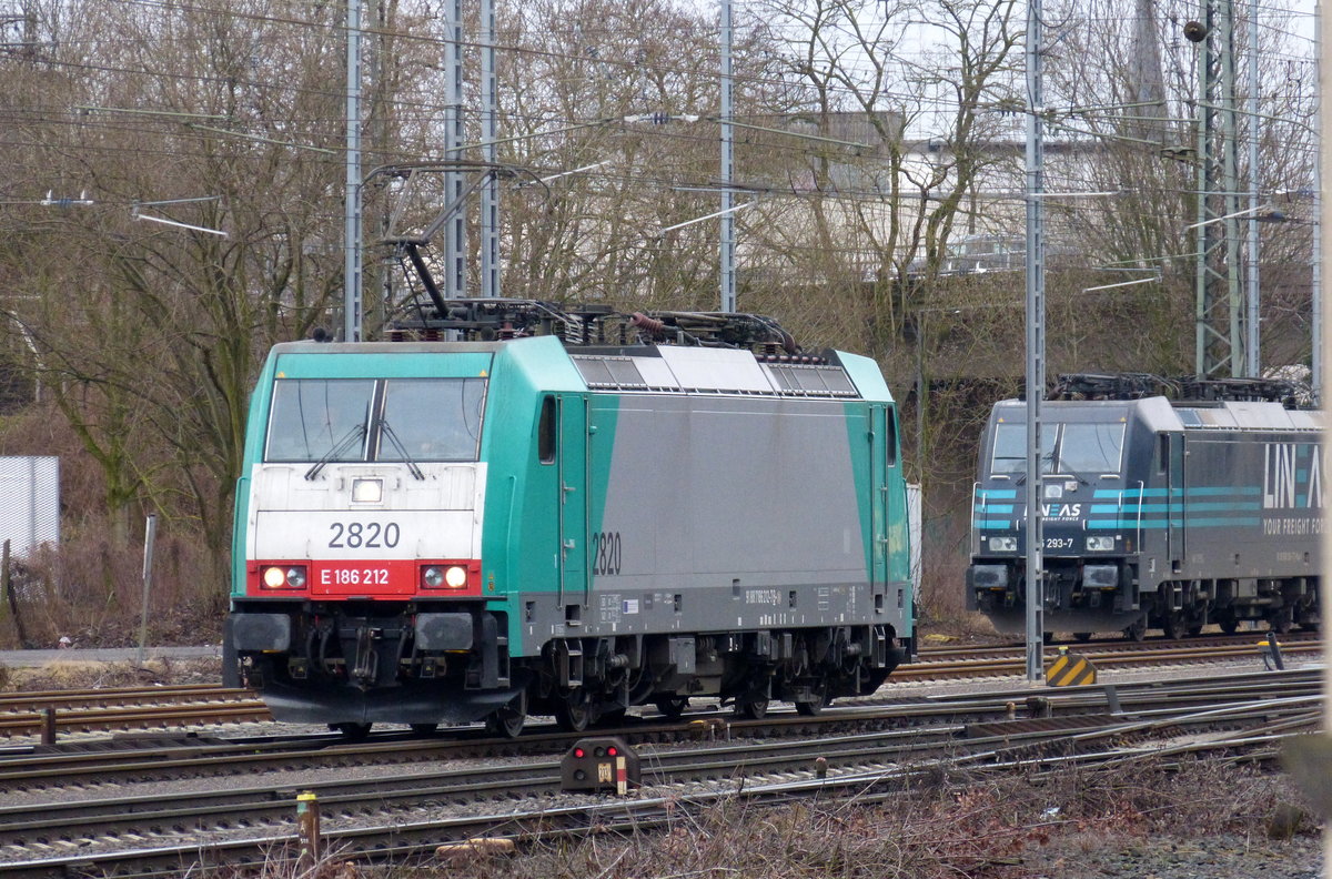 Die Cobra 2820 rangiert in Aachen-West.
Aufgenommen vom Bahnsteig in Aachen-West. 
Bei Sonne und Regenwolken am Morgen vom 9.3.2018.