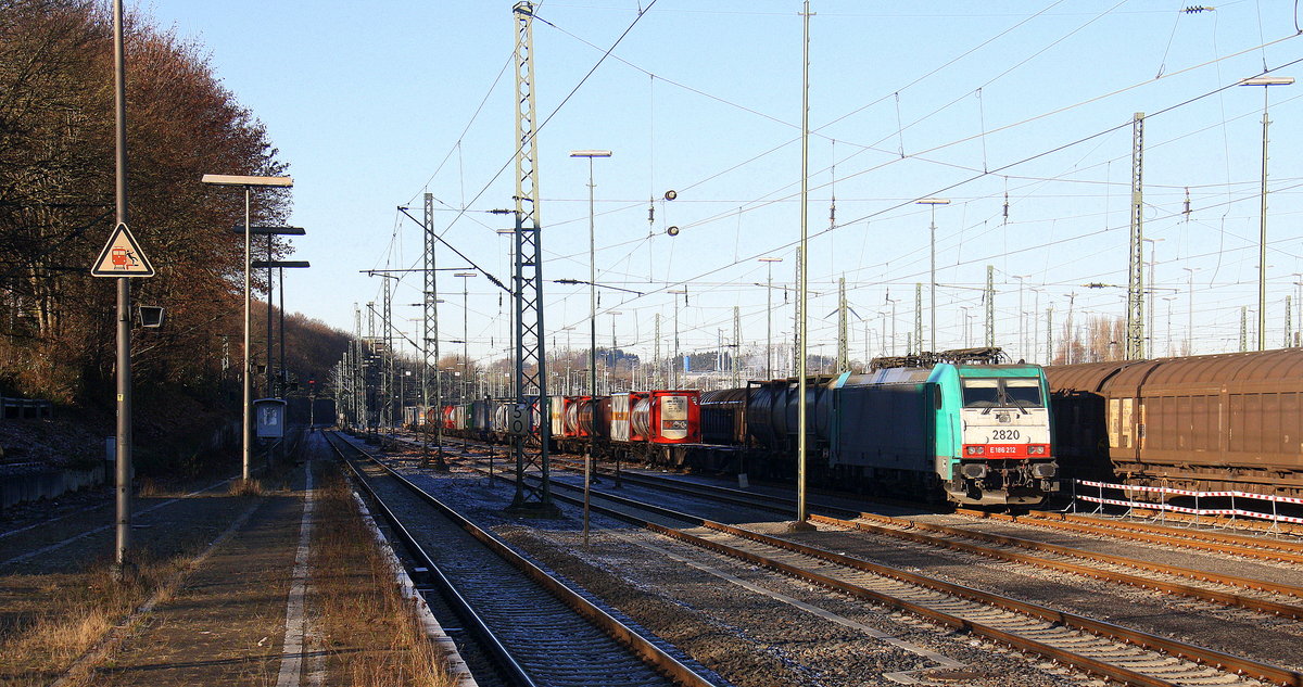 Die Cobra 2820 steht in Aachen-West mit einem Güterzug aus Italien nach Belgien und wartet auf die Abfahrt nach Belgien.
Aufgenommen vom Bahnsteig in Aachen-West. 
Bei schönem Sonnenschein am Kalten Vormittag vom 4.12.2016.