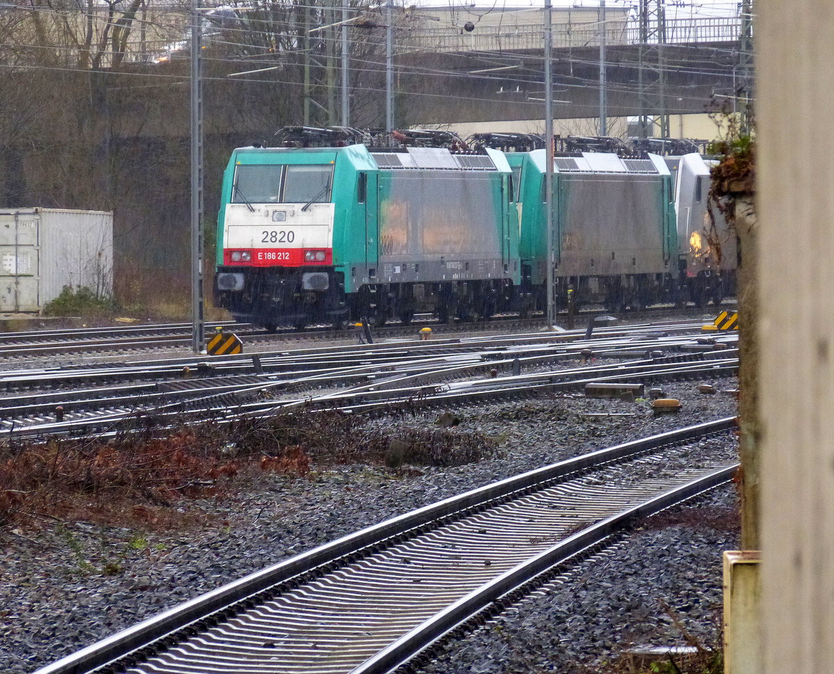 Die Cobra 2820 steht auf dem abstellgleis in Aachen-West.
Aufgenommen vom Bahnsteig in Aachen-West. 
Bei Regenwetter am Nachmittag vom 31.1.2018. 