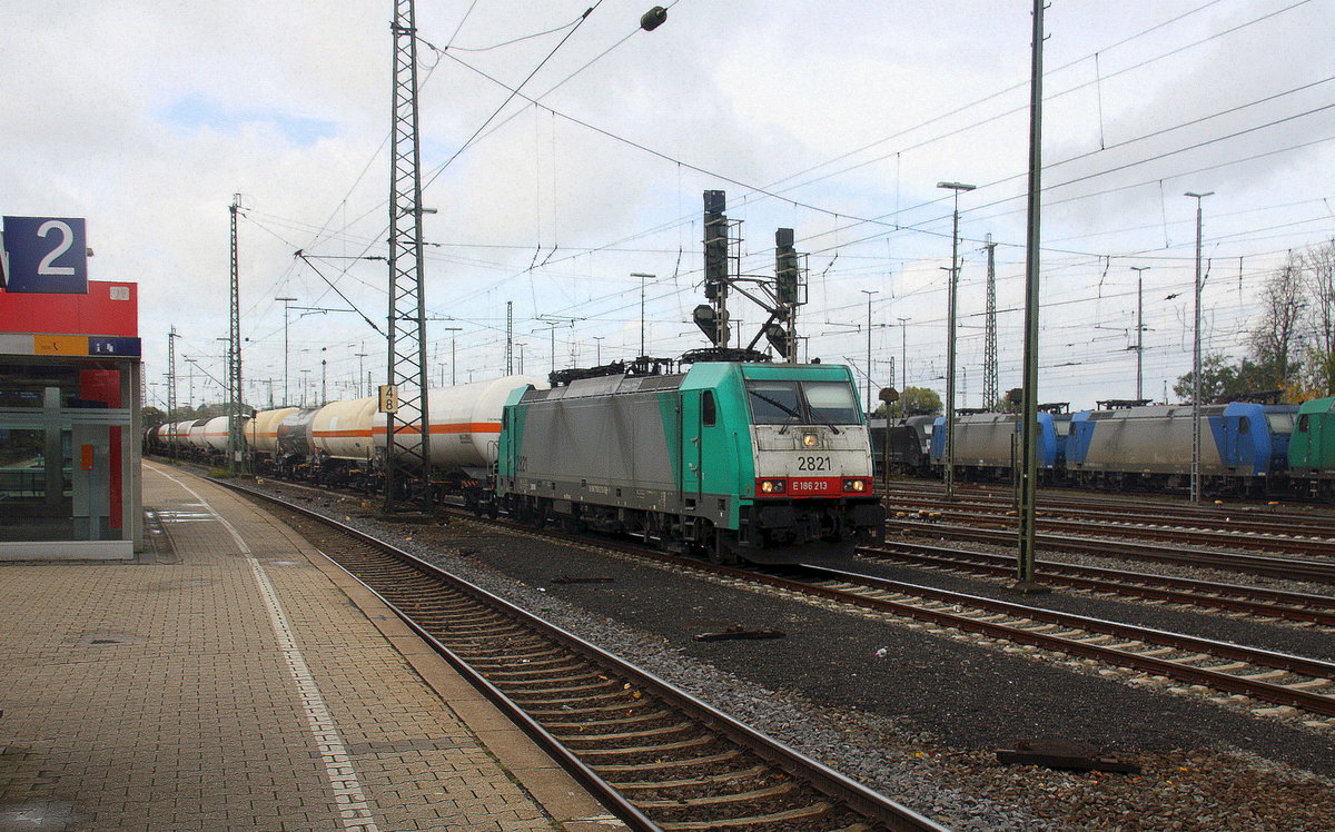 Die Cobra 2821 fährt mit einem Kesselzug aus Ludwigshafen-BASF nach Antwerpen-BASF(B) bei der Ausfahrt aus Aachen-West in Richtung Montzen/Belgien. 
Aufgenommen vom Bahnsteig in Aachen-West. 
Bei Sonne und Regenwolken am Nachmittag vom 22.10.2017.