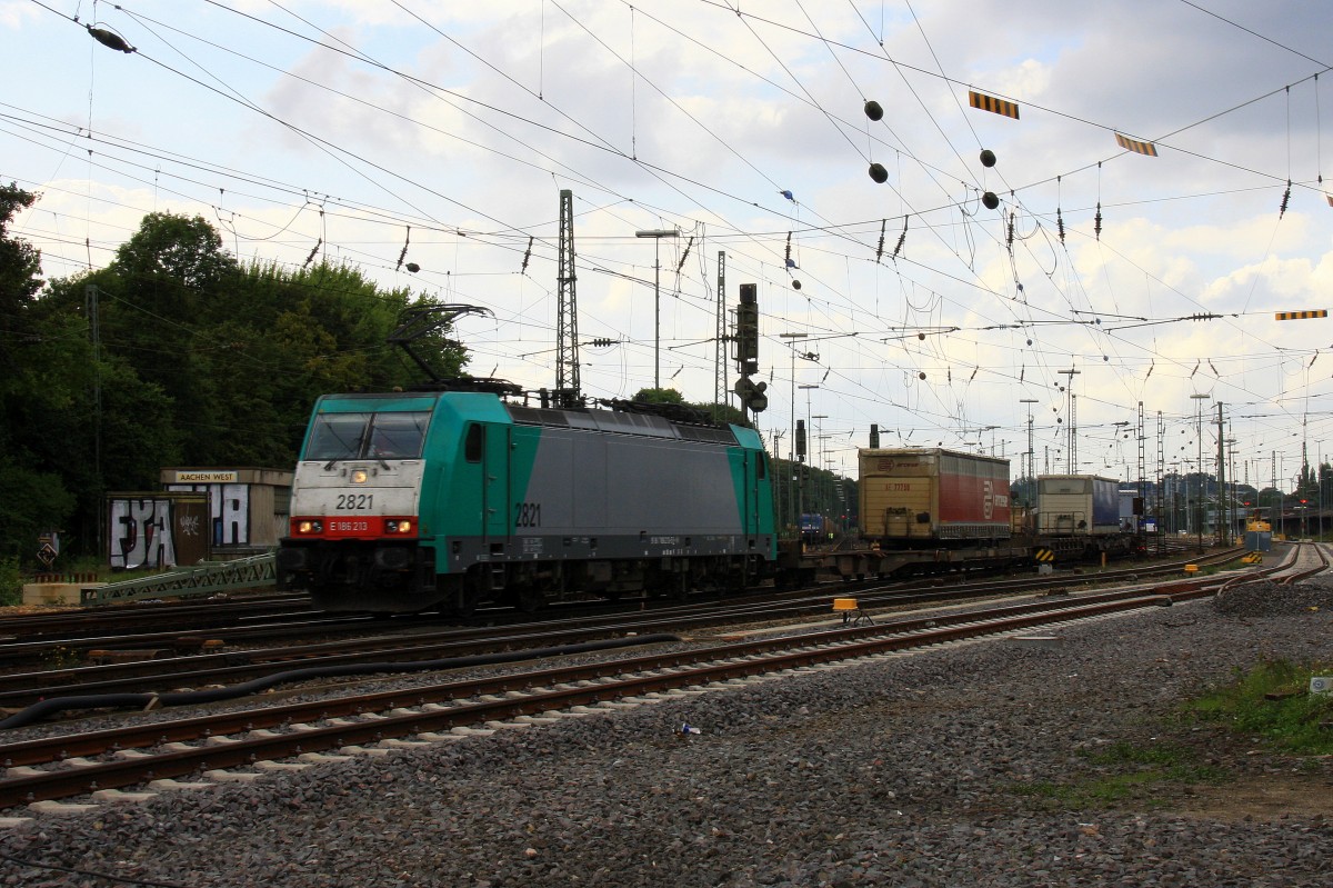 Die Cobra 2821 f�hrt mit einem langen Containerzug aus Gallarate(I) nach Zeebrugge(B) bei der Ausfahrt aus Aachen-West und f�hrt in Richtung Montzen/Belgien bei Sonne und Wolken am 31.8.2013.