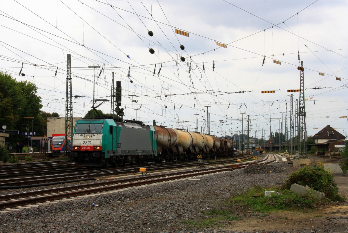 Die Cobra 2821 f�hrt mit einem Kurzen Kesselzug aus Ludwigshafen-BASF nach Antwerpen-BASF(B) bei der Ausfahrt aus Aachen-West und f�hrt in Richtung Montzen/Belgien bei Sonne und Wolken am 1.9.2013.