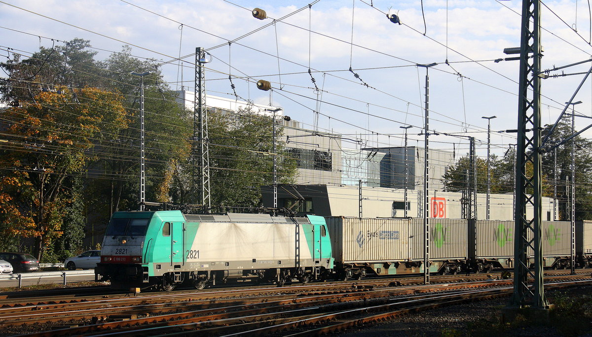 Die Cobra 2821  kommt aus Richtung Montzen/Belgien mit einem  Containerzug aus Genk-Zuid Haven(B) nach Novara(I) und fährt in Aachen-West ein.
Aufgenommen vom Bahnsteig in Aachen-West. 
Bei schönem Herbstwetter am Mittag vom 4.11.2017.