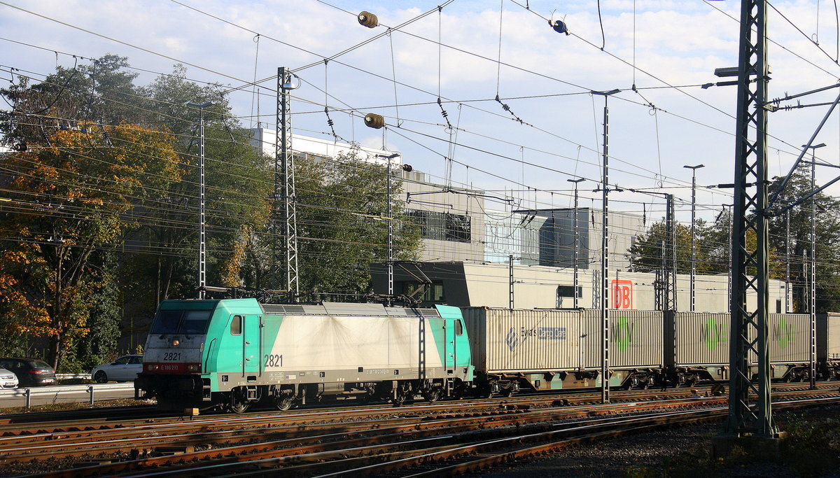 Die Cobra 2821  kommt aus Richtung Montzen/Belgien mit einem  Containerzug aus Genk-Zuid Haven(B) nach Novara(I) und fährt in Aachen-West ein.
Aufgenommen vom Bahnsteig in Aachen-West. 
Bei schönem Herbstwetter am Mittag vom 4.11.2017.