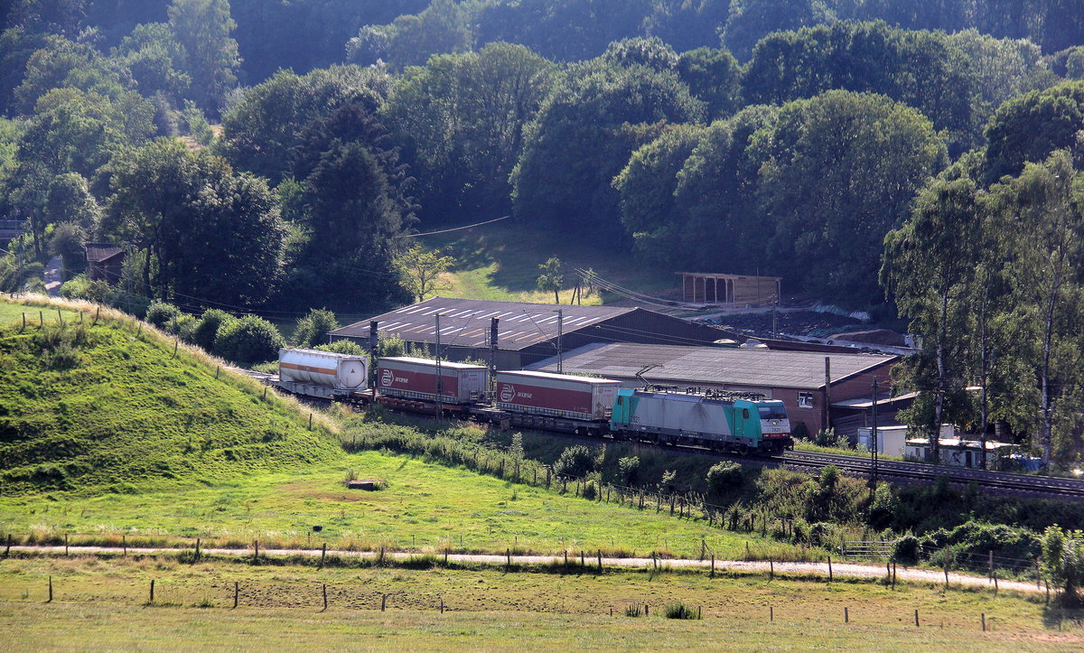 Die Cobra 2821 kommt die Gemmenicher-Rampe herunter nach Aachen-West mit einem Güterzug aus 	Zeebrugge-Vorming(B) nach Gallarate(B).
Aufgenommen im Wald von Reinartzkehl.
Bei Sommerwetter am 14.7.2018.