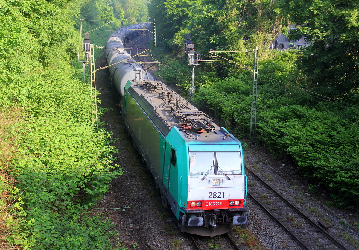 Die Cobra 2821 kommt mit einem Kesselzug aus Antwerpen-BASF(B) nach Ludwigshafen-BASF(D) und kommt aus Richtung Aachen-West,Aachen-Schanz und fährt in Richtung Aachen-Hbf,Aachen-Rothe-Erde,Stolberg-Hbf(Rheinland)Eschweiler-Hbf,Langerwehe,Düren,Merzenich,Buir,Horrem,Kerpen-Köln-Ehrenfeld,Köln-West,Köln-Süd. 
Aufgenommen von einer Brücke von der Weberstraße in Aachen. 
Bei Sommerwetter am Morgen vom 15.5.2018.