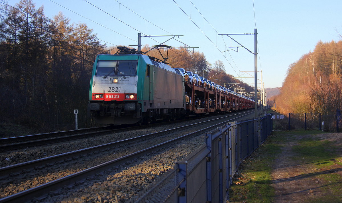 Die Cobra 2821 kommt mit einem  Mercedes-Zug aus Kornwestheim(D) nach Zeebrugge-Ramskapelle(B) und kommt aus Richtung Aachen-West(D) und fährt durch den Gemmenicher-Wald(B) in Richtung Montzen(B),Vise(B).
Aufgenommen an der Montzenroute bei Moresnet-Chapelle(B).
Bei schönem Winterwetter am Kalten Nachmittag vom 20.1.2019.