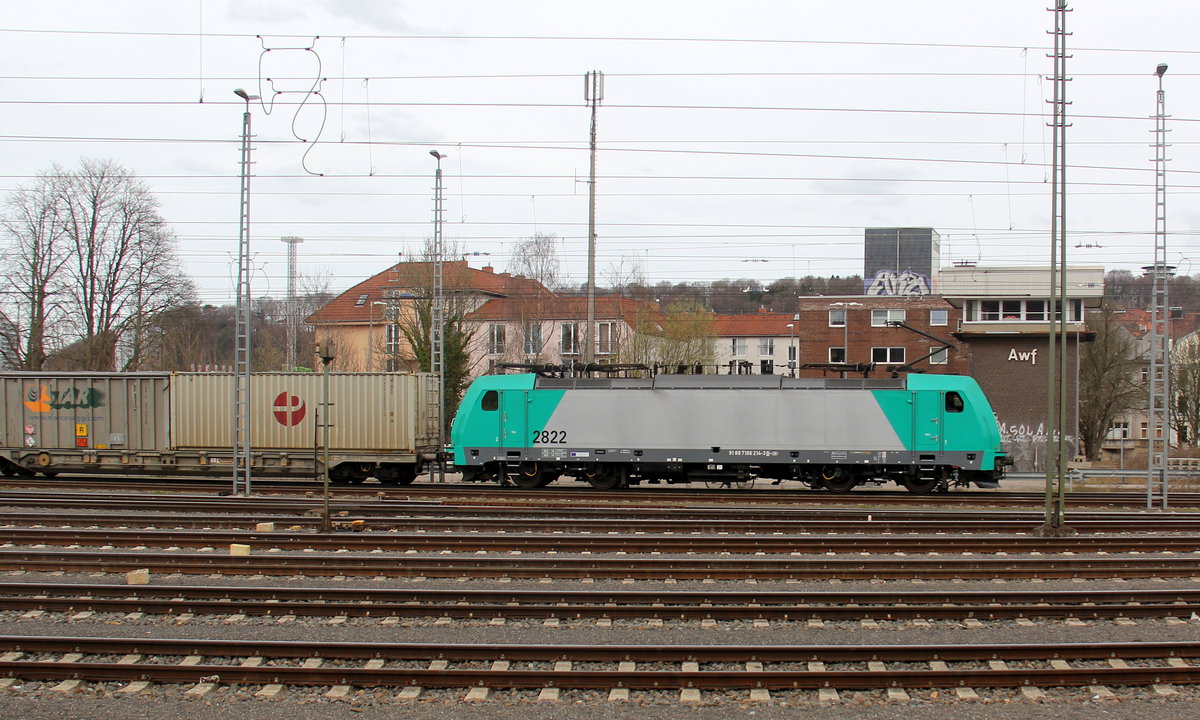 Die Cobra 2822 fährt mit einem Containerzug aus Gallarate(I) nach Antwerpen-Combinant(B) aufgenommen bei der Ausfahrt aus Aachen-West in Richtung Montzen/Belgien. 
Aufgenommen vom Bahnsteig in Aachen-West.
Bei Sonne und Regenwolken am Nachmittag vom 30.3.2018.
