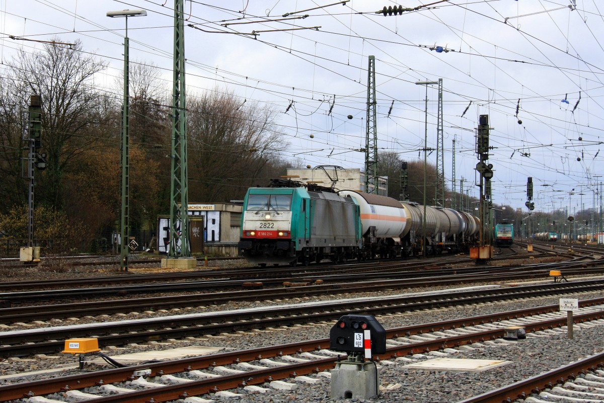 Die Cobra 2822 fährt mit einem langen Kesselzug aus Ludwigshafen-BASF nach Antwerpen-BASF(B) bei der Ausfahrt aus Aachen-West und fährt in Richtung Montzen/Belgien bei Sonne und Regenwolken am Nachmittag vom 9.2.2014.