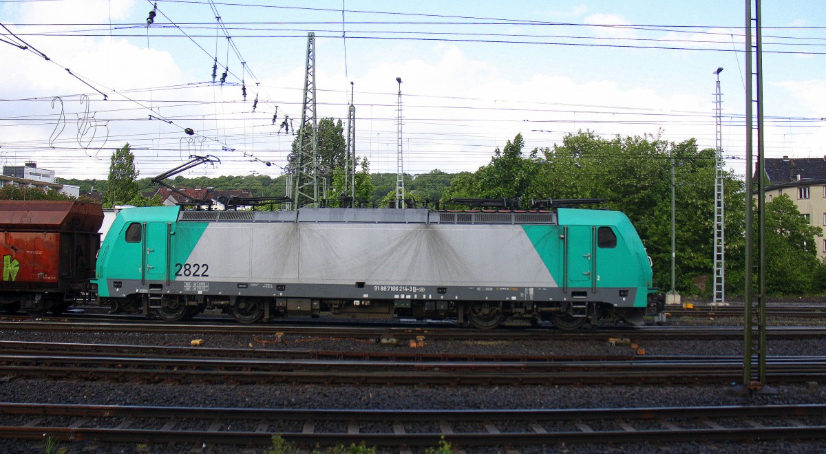 Die Cobra 2822 fährt  mit einem langen Kohlenleerzug aus Bernburg nach Gent-Zeehaven(B) bei der Ausfahrt aus Aachen-West und fährt in Richtung Montzen/Belgien. 
Aufgenommen vom Bahnsteig in Aachen-West bei Sonne und Regenwolken am Abend vom 9.5.2014. 