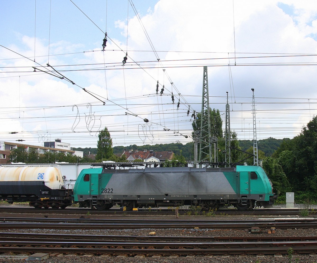 Die Cobra 2822 fährt mit einem langen gemischten Güterzug aus Köln-Gremberg nach Antwerpen-Noord(B) bei der Ausfahrt aus Aachen-West und fährt in Richtung Montzen/Belgien. 
Aufgenommen vom Bahnsteig in Aachen-West bei schönem Sonnenschein am 5.8.2014.
