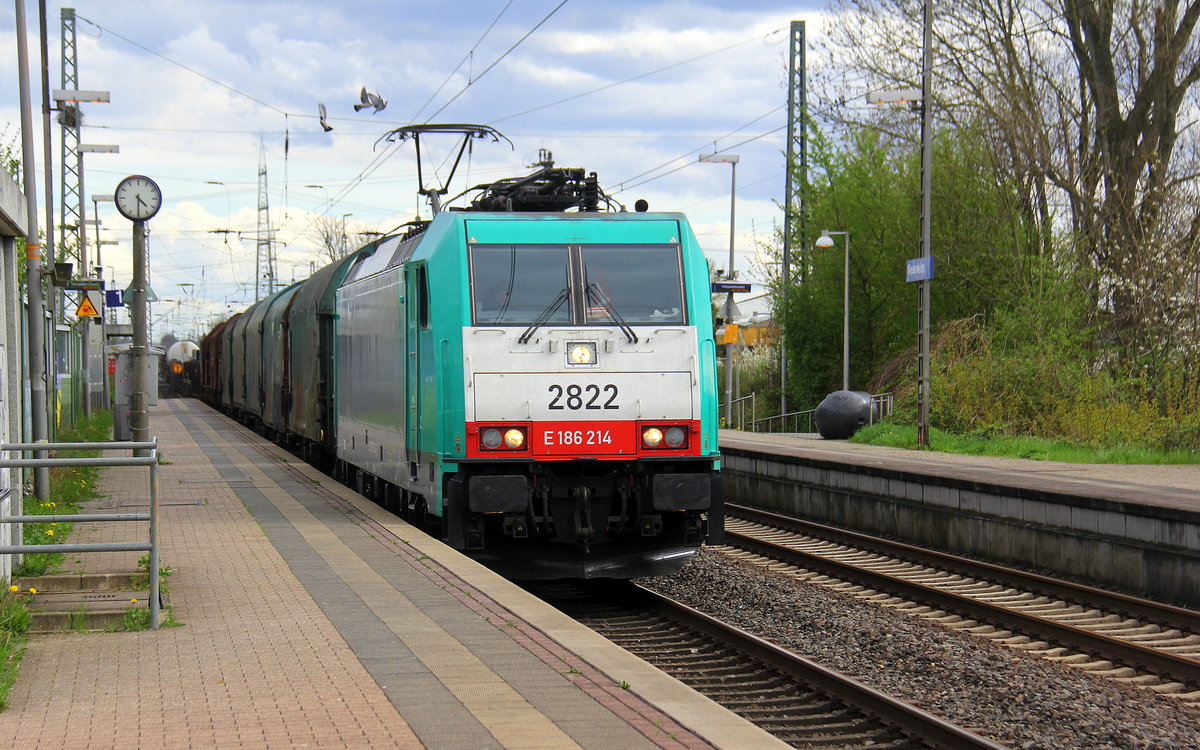 Die Cobra 2822 kommt als Umleiter mit einem gemischten Güterzug aus Köln-Gremberg(D) nach Antwerpen-Nord(B) und kommt aus Richtung Köln-Gremberg,Köln-Poll,Kölner-Südbrücke,Köln-Süd,Köln-West,Köln-Nippes,Köln-Longerich,Köln-Chorweiler,Köln-Worringen,Dormagen-Bayerwerk,Dormagen und fährt durch Nievenheim in Richtung Neuss-Allerheiligen,Norf,Neuss-Süd,Neuss-Hbf,Meerbusch-Osterath,Krefeld-Oppum,,Krefeld-Hbf,Forsthaus,Anrath,Viersen,Mönchengladbach,Rheydt-Gbf,Wickrath,Herrath,Erkelenz,Hückelhoven-Baal,Brachelen,Lindern,Süggerath,Geilenkirchen,Frelenberg,Zweibrüggen,Übach-Palenberg,Rimburg,Finkenrath,Hofstadt,Herzogenrath, Kohlscheid,Richterich,Laurensberg,Aachen-West. 
Aufgenommen vom Bahnsteig 1 in Nievenheim.
Bei Sonne und Wolken am Nachmittag vom 15.4.2018.