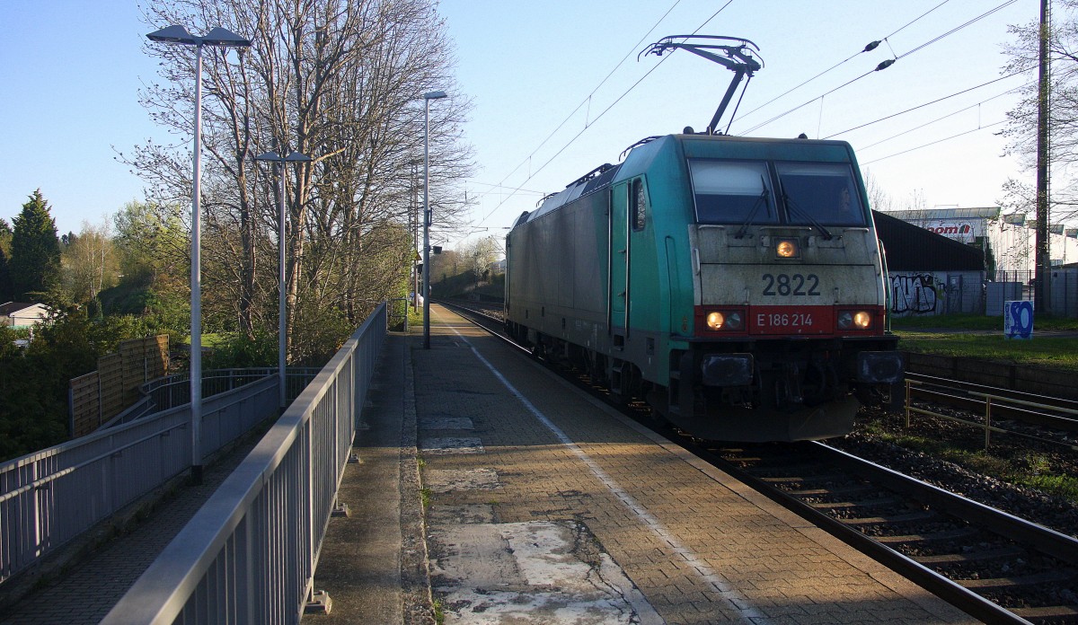 Die Cobra 2822 kommt als Lokzug die Kohlscheider-Rampe hoch aus Richtung Neuss und fährt in Richtung Aachen-West und fährt durch Kohlscheid bei schönem Sonnenschein am Morgen vom 15.4.2015.