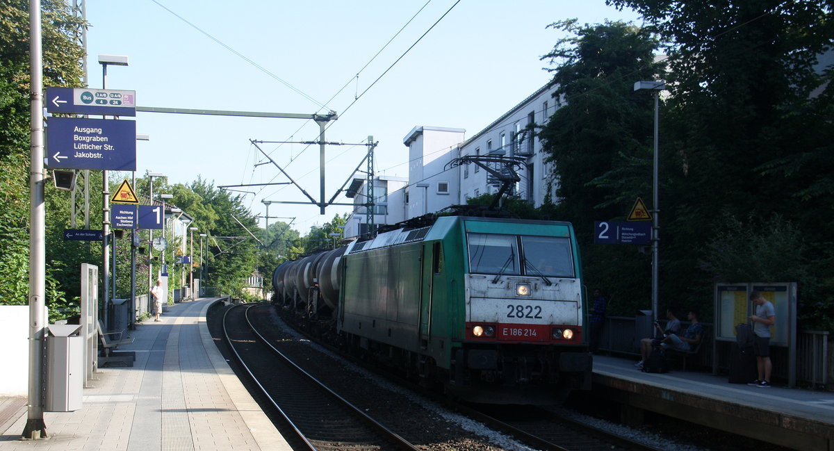 Die Cobra 2822 kommt aus Richtung Aachen-West auf dem falschen Gleis  mit einem Güterzug aus Antwerpen-BASF(B) nach Ludwigshafen-BASF(D) und kommt aus Richtung Aachen-West und fährt in Richtung Aachen-Hbf,Aachen-Rothe-Erde,Stolberg-Hbf(Rheinland)Eschweiler-Hbf,Langerwehe,Düren,Merzenich,Buir,Horrem,Kerpen-Köln-Ehrenfeld,Köln-West,Köln-Süd. 
Aufgenommen vom Bahnsteig von Aachen-Schanz. 
An einem schönem Sommermorgen am Morgen vom 7.7.2017.