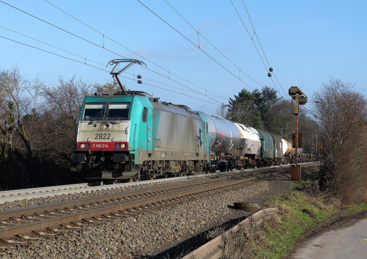 Die Cobra 2822 kommt aus Richtung Aachen-West und fährt die Gemmenicher-Rampe hoch mit einem gemischten Güterzug aus Köln-Gremberg(D) nach Antwerpen-Noord(B) und fährt in Richtung Montzen/Belgien. 
Aufgenommen an der Montzenroute am Gemmenicher-Weg.
Bei schönem Sonnenschein am Mittag vom 27.1.2018.