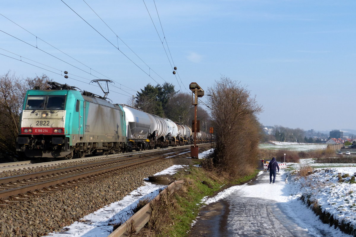 Die Cobra 2822 kommt aus Richtung Aachen-West und fährt die Gemmenicher-Rampe hoch mit einem langen Kesselzug aus Ludwigshafen-BASF nach Antwerpen-BASF(B) und fährt in Richtung Montzen/Belgien. 
Aufgenommen an der Montzenroute am Gemmenicher-Weg.
Bei Sonnenschein und Schnee am Kalten Mittag vom 9.2.2018.