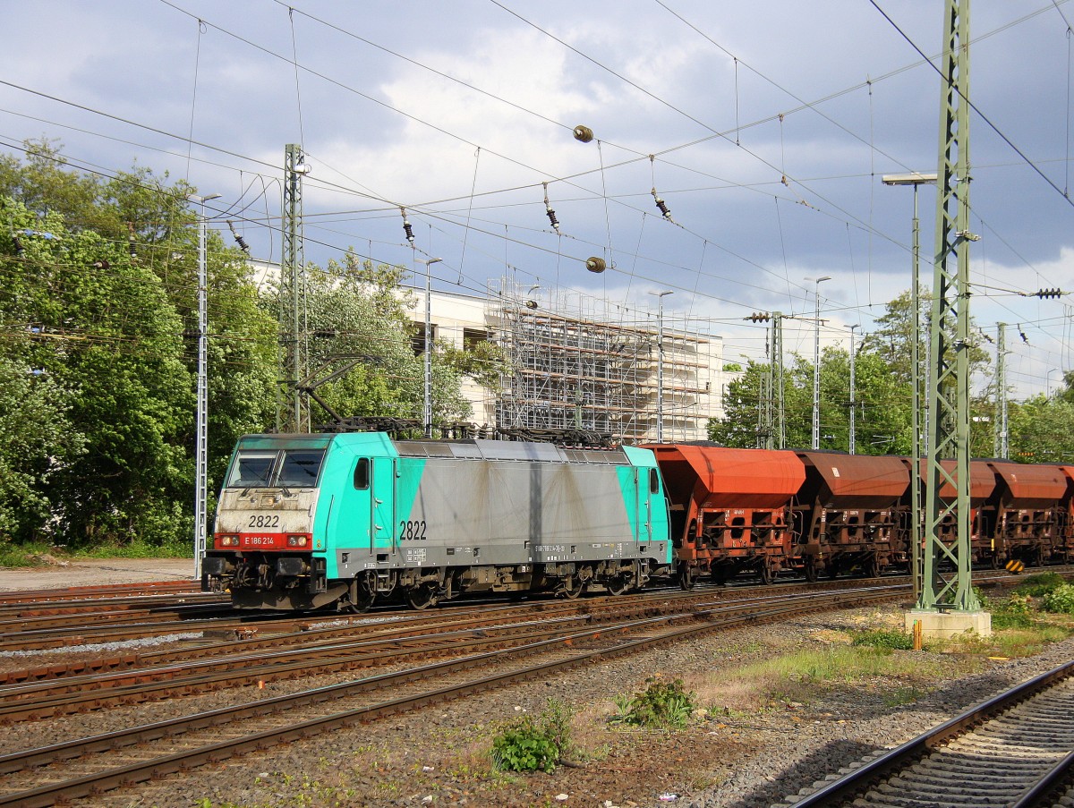 Die Cobra 2822 kommt aus Richtung Montzen/Belgien mit einem langen Kohlenzug aus Gent-Zeehaven(B) nach Garching(D) und fährt in Aachen-West ein. 
Aufgenommen vom Bahnsteig in Aachen-West bei Sonne und Regenwolken am 9.5.2014.