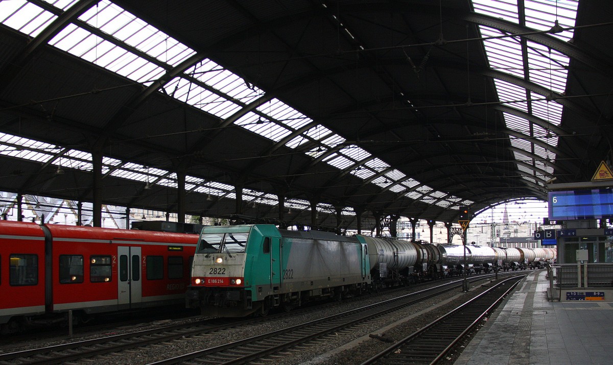 Die Cobra 2822 kommt aus Richtung Köln mit einem langen Kesselzug aus Ludwigshafen-BASF nach Antwerpen-BASF(B) und fährt durch Aachen-Hbf in Richtung Aachen-Schanz,Aachen-West.
Aufgenommen vom Bahnsteig 6 vom Aachen-Hbf bei Regenwolken am Mittag vom 1.3.2015.
