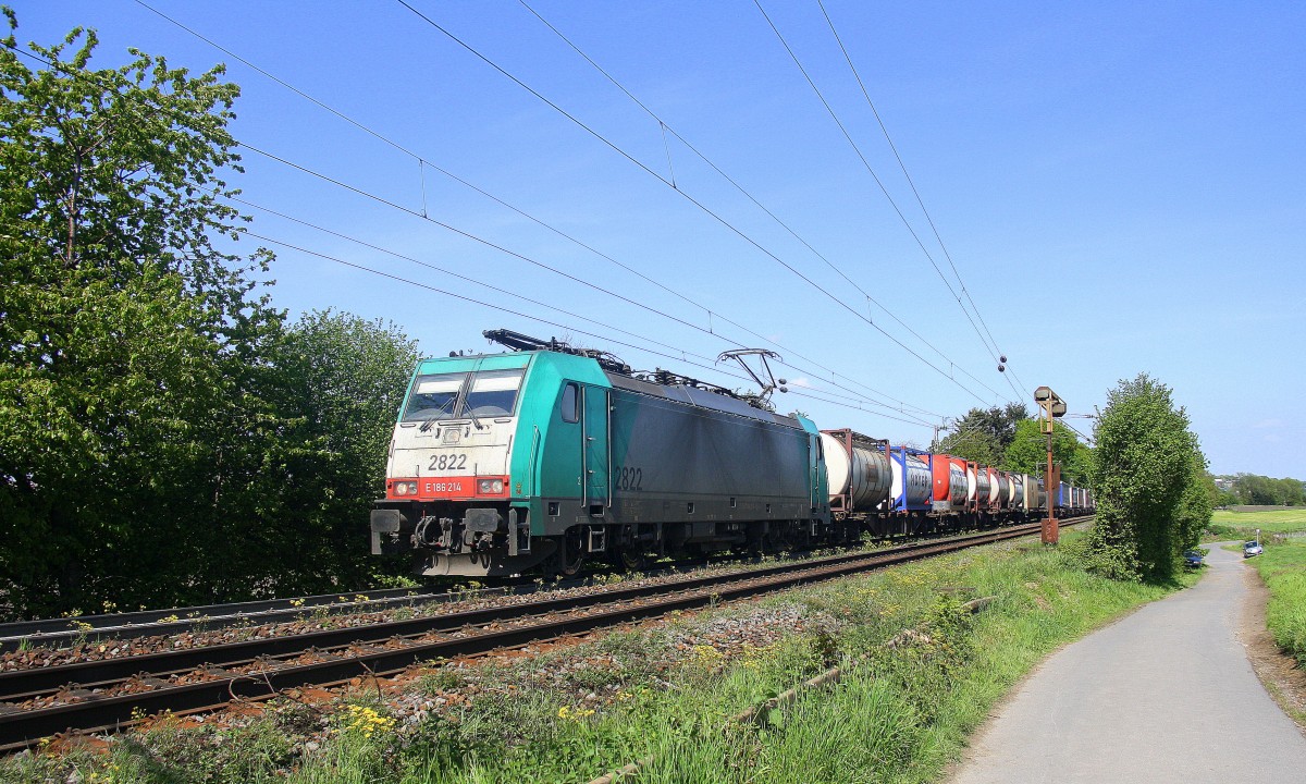 Die Cobra 2822 kommt aus Richtung Aachen-West und fährt die Gemmenicher-Rampe hoch mit einem langen Containerzug aus Gallarate(I) nach Antwerpen-Oorderen(B) und fährt in Richtung Montzen/Belgien. 
Aufgenommen an der Montzenroute am Gemmenicher-Weg. 
Bei schönem Frühlingswetter am Nachmittag vom 10.5.2015.
