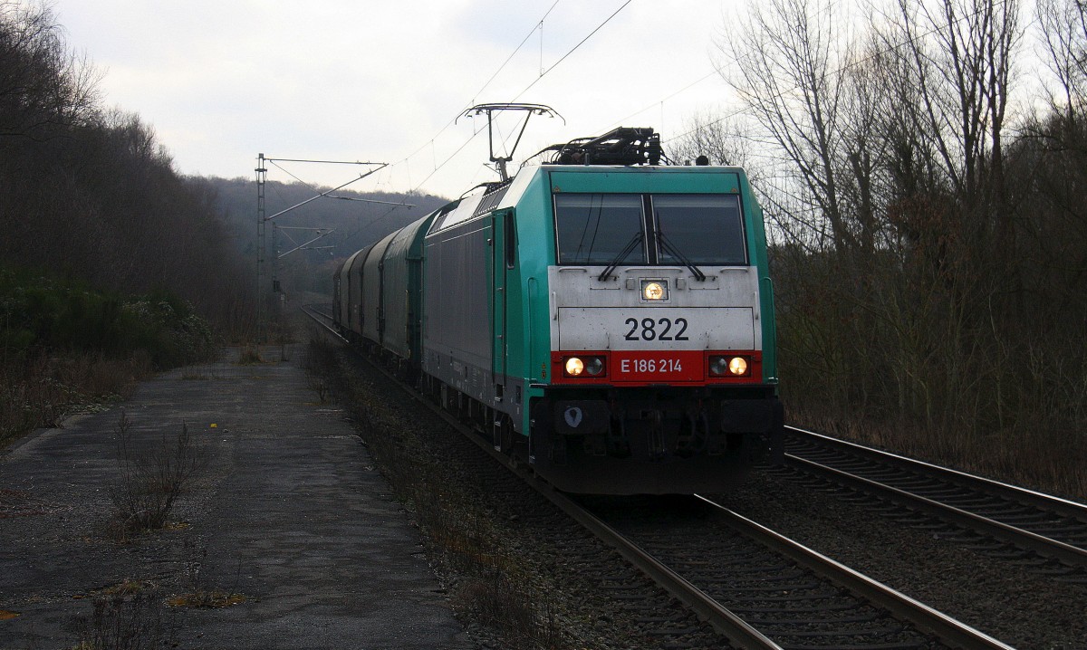 Die Cobra 2822  kommt aus Richtung Aachen-West,Laurensberg,Richterich,Kohlscheid,Herzogenrath,Hofstadt,Finkenrath,Rimburg mit einem Coilzug aus Kinkempois(B) nach Pirna(D) und fährt durch Übach-Palenberg in Richtung Zweibrüggen,Frelenberg,Geilenkirchen,Süggerrath,Lindern,Brachelen,Hückelhoven-Baal,Baal,Erkelenz,Herrath,Beckrath,Wickrath,Rheydt,Mönchengladbach. 
Aufgenommen vom Bahnsteig 2 in Übach-Palenberg. 
Bei Sonne und einem Graupelschauer am Kalten Nachmittag vom 3.3.2016.