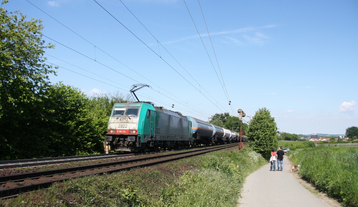 Die Cobra 2822 kommt die Gemmenicher-Rampe hoch mit einem langen Kesselzug aus Ludwigshafen-BASF nach Antwerpen-BASF(B) aus Richtung Aachen-West und fährt in Richtung Gemmenicher-Tunnel,Botzelaer(B),Gemmenich(B),Nouvelaer(B),Moresnet(B),Moresnet-Chapelle(B),Montzen(B). bei tollem Sommerwetter am Nachmittag vom 18.5.2014.