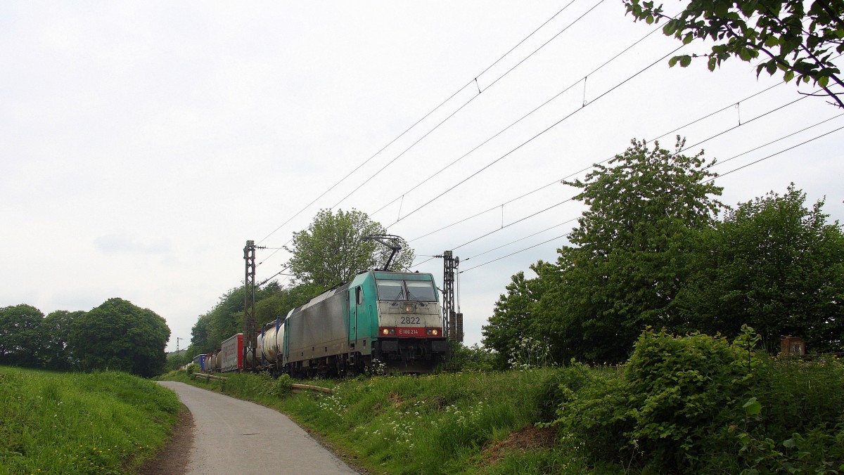 Die Cobra 2822 kommt die Gemmenicher-Rampe herunter nach Aachen-West mit einem langen Containerzug aus Antwerpen-BASF(B) nach Gallarate(I). Aufgenommen an der Montzenroute am Gemmenicher-Weg. 
Bei Wolken am Mittag vom  15.5.2015.