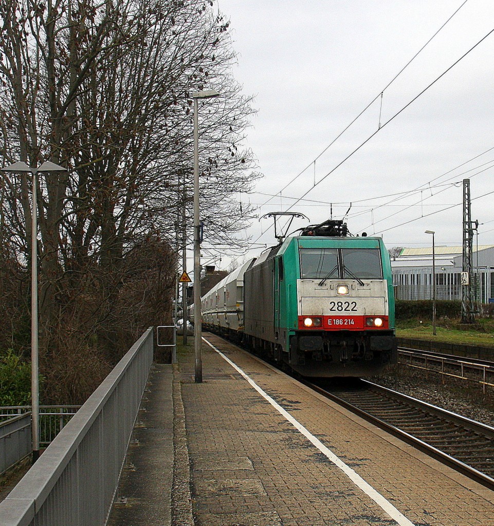 Die Cobra 2822 kommt die Kohlscheider-Rampe hoch mit einem langen Kalkleerzug aus Millingen(D) nach Yves-Gomezee(B) und fährt durch Kohlscheid in Richtung Richterich,Laurensberg,Aachen-West. 
Aufgenommen von Bahnsteig 2 in Kohlscheid.
Bei Wolken am Nachmittag vom 27.1.2016.