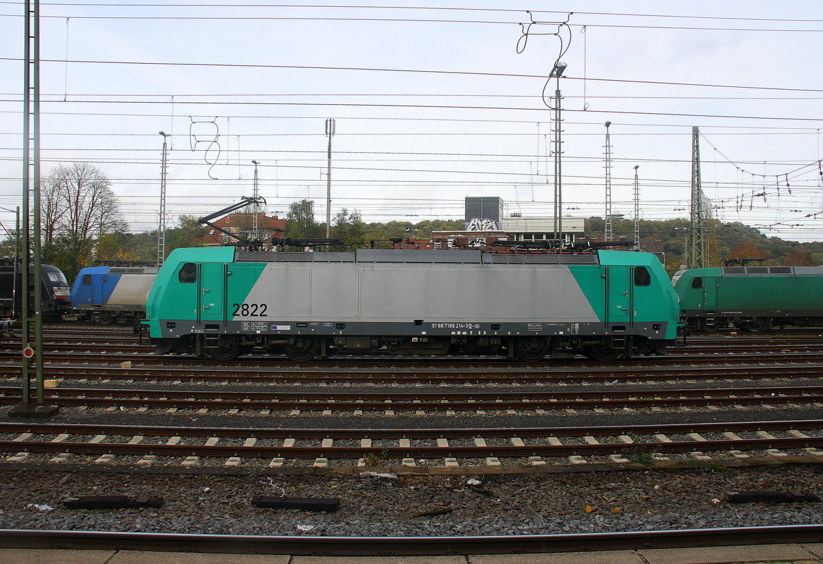 Die Cobra 2822 rangiert in Aachen-West. Aufgenommen vom Bahnsteig in Aachen-West. Bei Sonne und Regenwolken am Nachmittag vom 22.10.2017.