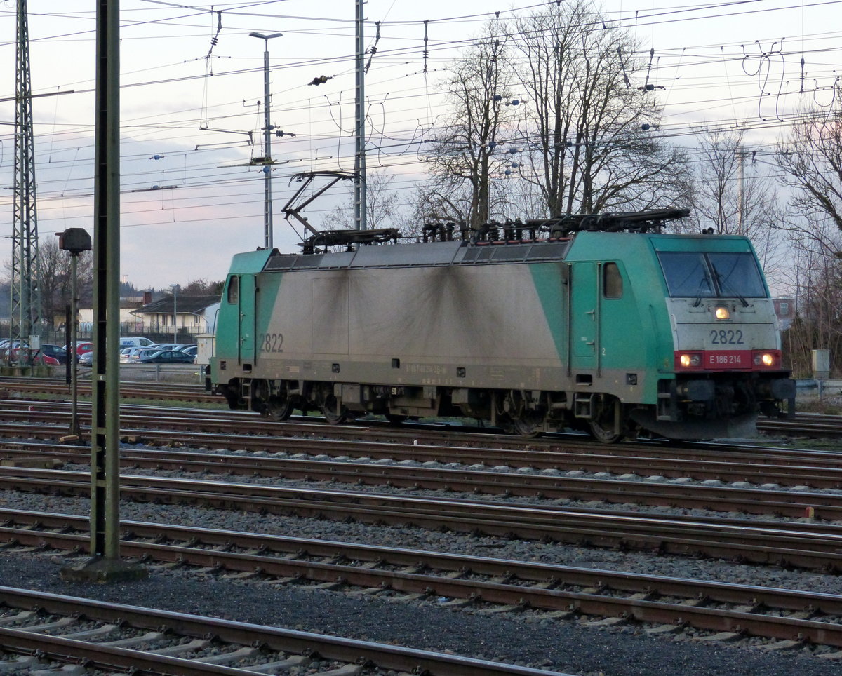 Die Cobra 2822 rangiert in Aachen-West. 
Aufgenommen vom Bahnsteig in Aachen-West. 
In der Abendstimmung vom 1.2.2018.