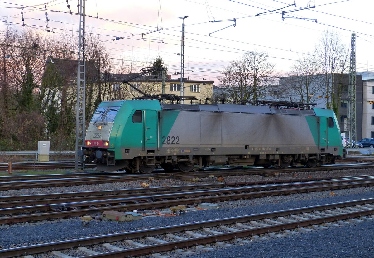 Die Cobra 2822  rangiert in Aachen-West.
Aufgenommen vom Bahnsteig in Aachen-West
In der Abendstimmung vom 1.2.2018.