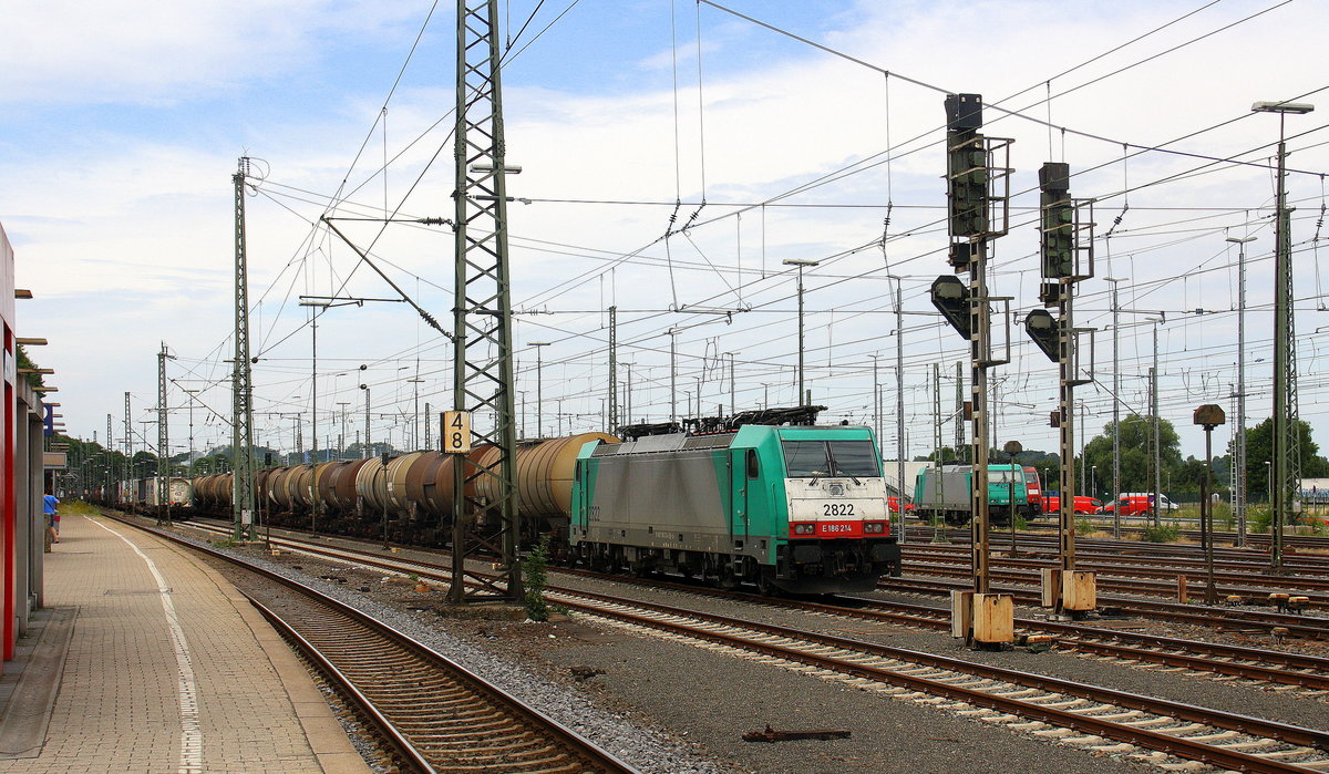 Die Cobra 2822 steht mit einem  Kesselzug aus Ludwigshafen-BASF(D) nach Antwerpen-BASF(B) und wartet auf die Abfahrt nach Köln-Gremberg. 
Aufgenommen vom Bahnsteig in Aachen-West. 
Bei Sommerwetter am Mittag vom 8.7.2017.