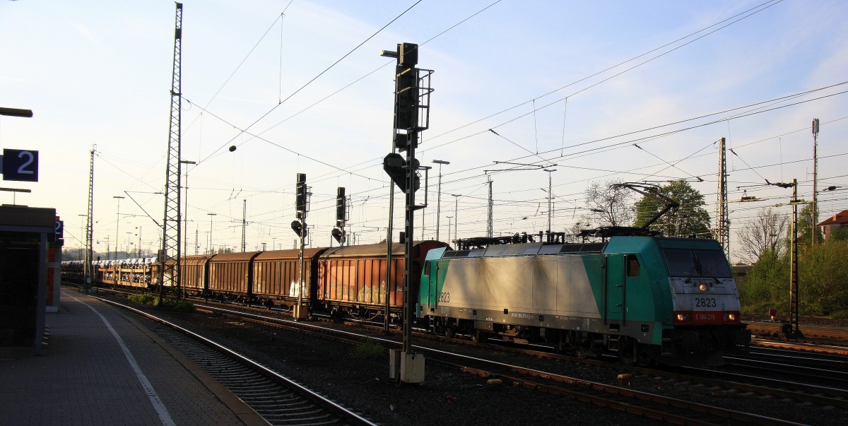 Die Cobra 2823 fährt mit einem langen gemischten Güterzug aus Osnabrück nach Kortenberg-Goederen(B), aufgenommen bei der Ausfahrt aus Aachen-West in Richtung Montzen/Belgien. Aufgenommen vom Bahnsteig in Aachen-West bei schönem Frühlingswetter am 9.4.2014. 