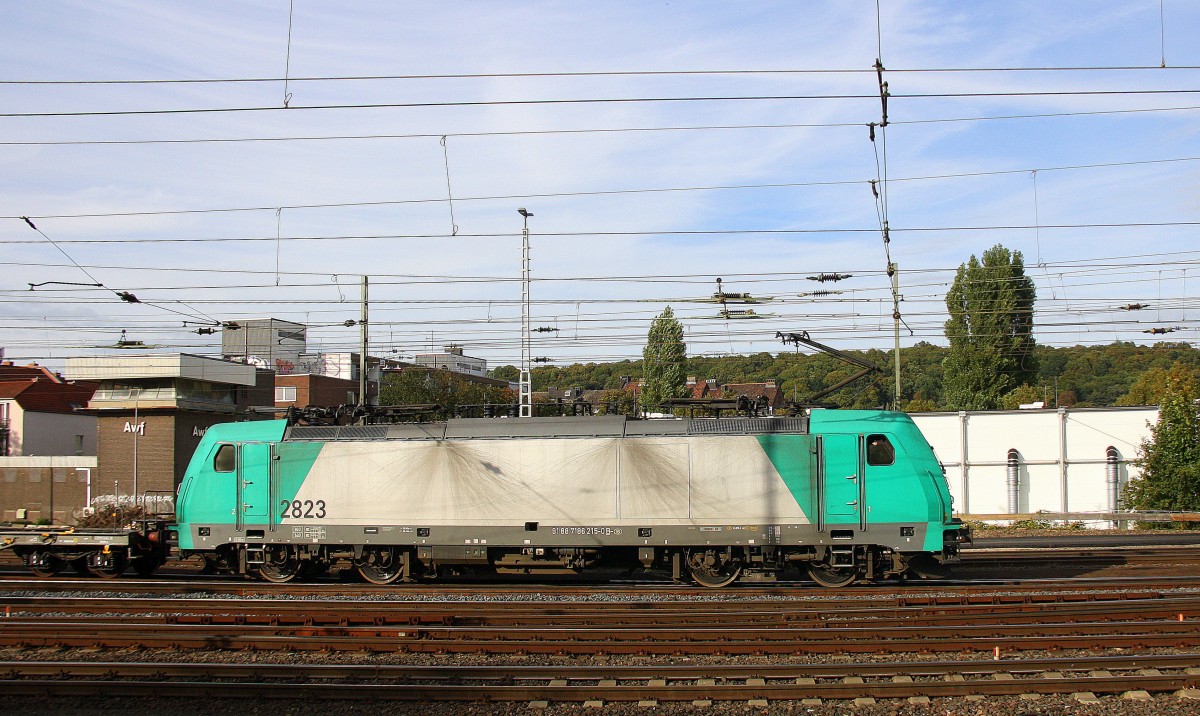 Die Cobra 2823 fährt mit einem langen Containerzug aus Gallarate(I) nach Zeebrugge(B) bei der Ausfahrt aus Aachen-West und fährt in Richtung Montzen/Belgien. Aufgenommen vom Bahnsteig in Aachen-West bei Schönem Sonnenschein am Abend vom 29.8.2014.