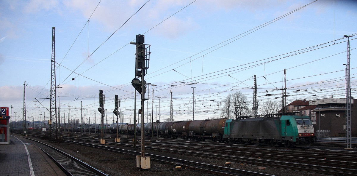 Die Cobra 2823 fährt mit einem langen gemischten Güterzug aus Köln-Gremberg nach  Antwerpen-Noord(B) bei der Ausfahrt aus Aachen-West und fährt in Richtung Montzen/Belgien.
Aufgenommen vom Bahnsteig in Aachen-West bei schönem Sonnenschein am Nachmittag vom 2.1.2015.
Und das ist mein 4000tes Bahnbild bei http://WWW.Bahnbilder de.