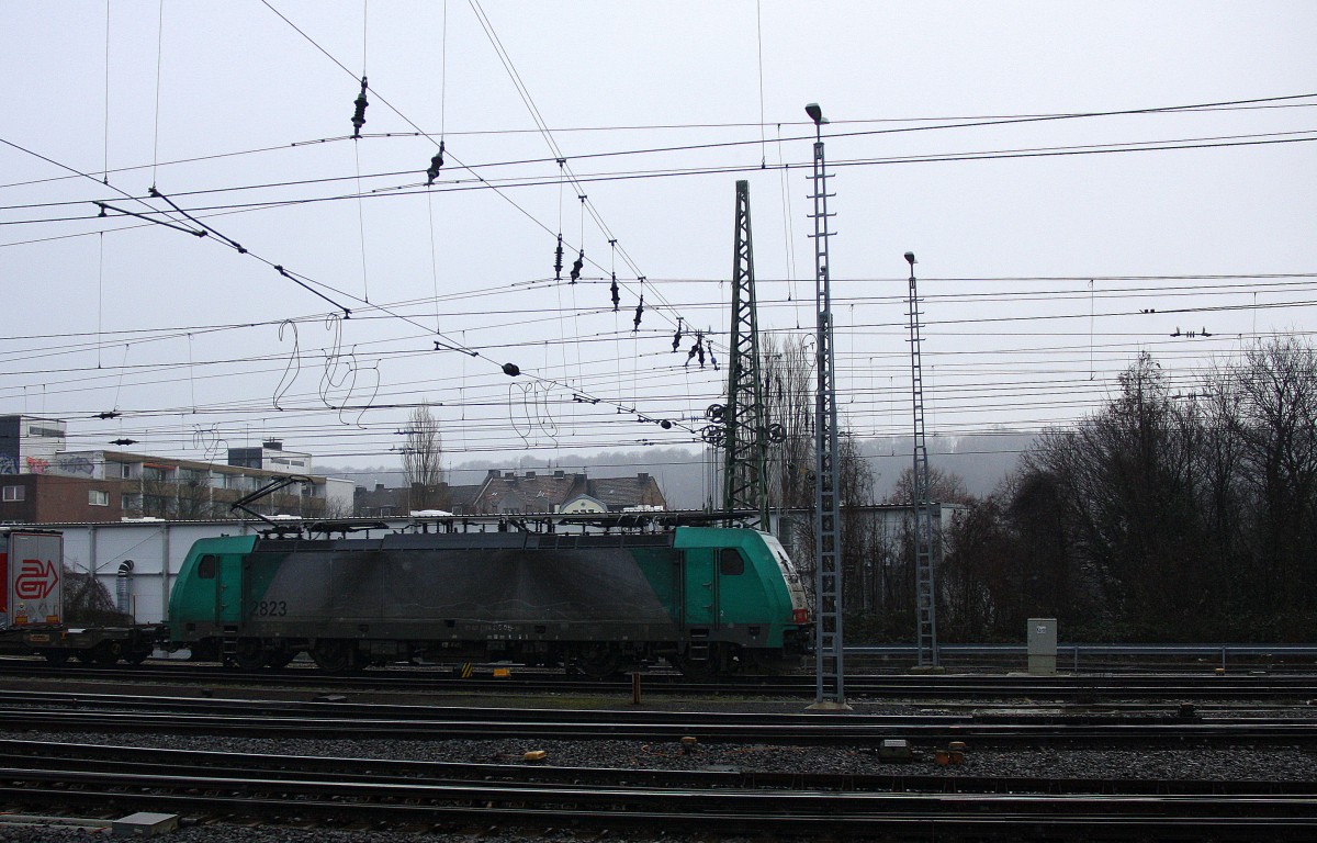 Die Cobra 2823 fährt mit einem langen Containerzug aus Verona(I) nach Antwerpen-Noord(B) bei der Ausfahrt aus Aachen-West in Richtung Montzen/Belgien. 
Aufgenommen vom Bahnsteig in Aachen-West bei leichtem Schneefall am Nachmittag vom 1.2.2015.