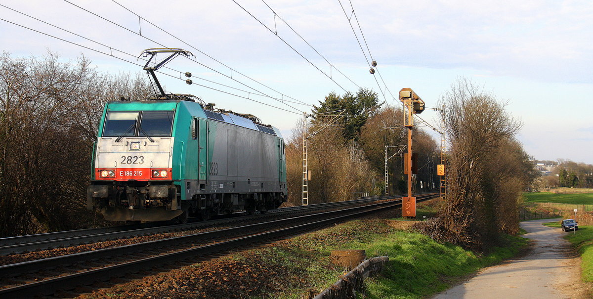 Die Cobra 2823  kommt als Lokzug von Aachen-West nach Belgien und fährt die Gemmenicher-Rampe hoch. 
Aufgenommen an der Montzenroute am Gemmenicher-Weg. 
Bei schönem Sonnenschein am Nachmittag vom 23.3.2017.