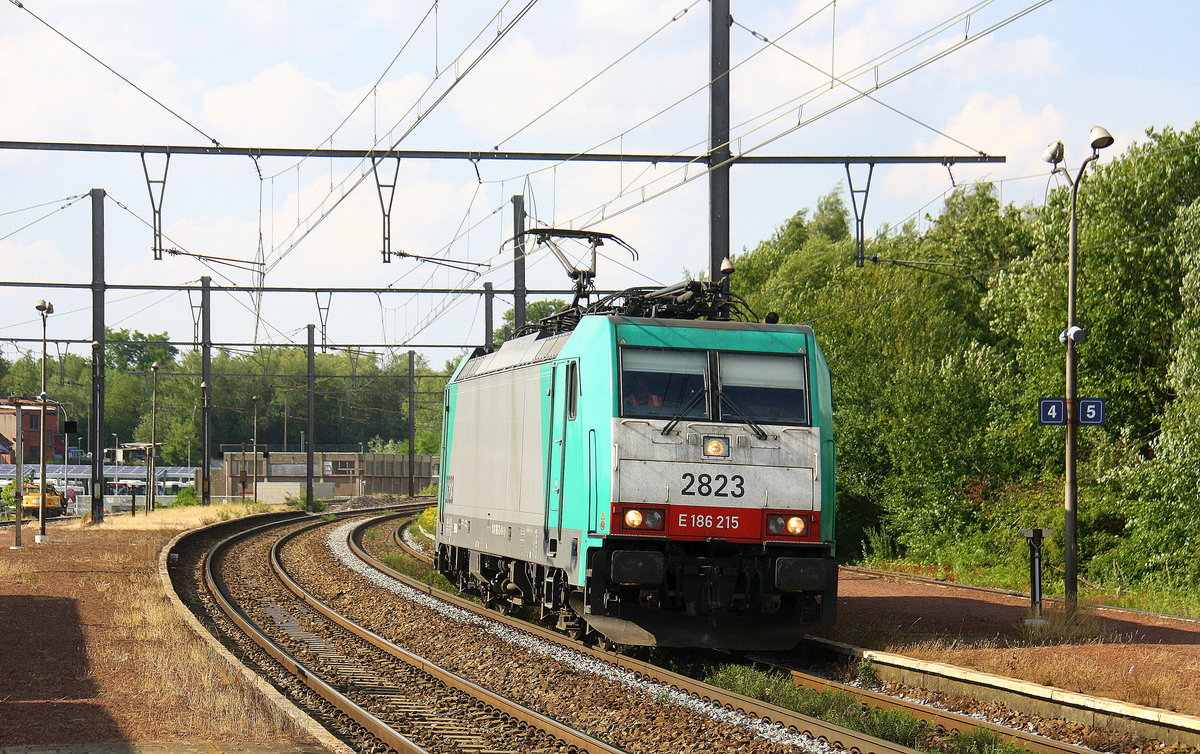 Die Cobra 2823 kommt als Lokzug aus Antwerpen(B) nach Aachen-West(D) und kommt aus Richtung Hasselt(B)  und fuhr durch Tongeren(B) in Richtung Vise(B).
Aufgenommen vom Bahnsteig 3 in Tongeren(B). 
Bei Sommerwetter am Abend vom 15.6.2017.