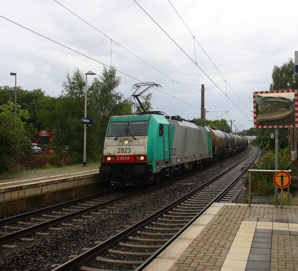 Die Cobra 2823  kommt aus Richtung aus Richtung Aachen-West,Laurensberg,Richterich,Kohlscheid,Herzogenrath,Hofstadt,Finkenrath,Rimburg,Übach-Palenberg,Zweibrüggen,Frelenberg,Geilenkirchen,Süggerrath,Lindern,Brachelen,Hückelhoven-Baal,Baal mit einem Kesselzug aus Antwerpen-Kanaaldok(B) nach Millingen(D) und fährt durch Erkelenz in Richtung Herrath,Beckrath,Wickrath,Rheydt-Hbf,Mönchengladbach-Hbf. Aufgenommen vom Bahnsteig 1 in Erkelenz. 
Bei Regenwetter am 24.7.2017.