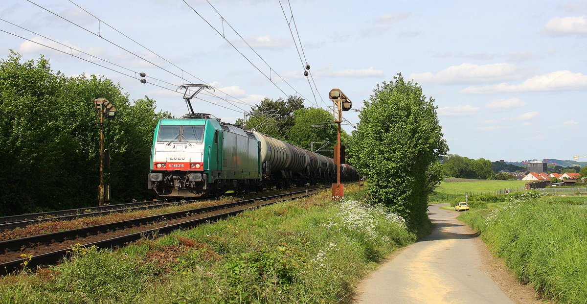 Die Cobra 2823 kommt aus Richtung Aachen-West und fährt die Gemmenicher-Rampe hoch mit einem Ölleerzug aus Heilbronn(D) nach Antwerpen-Petrol(B)  aus Richtung Aachen-West und fährt in Richtung Montzen/Belgien. 
Aufgenommen an der Montzenroute am Gemmenicher-Weg. 
Bei Sommerwetter am Nachmittag vom 21.5.2016.