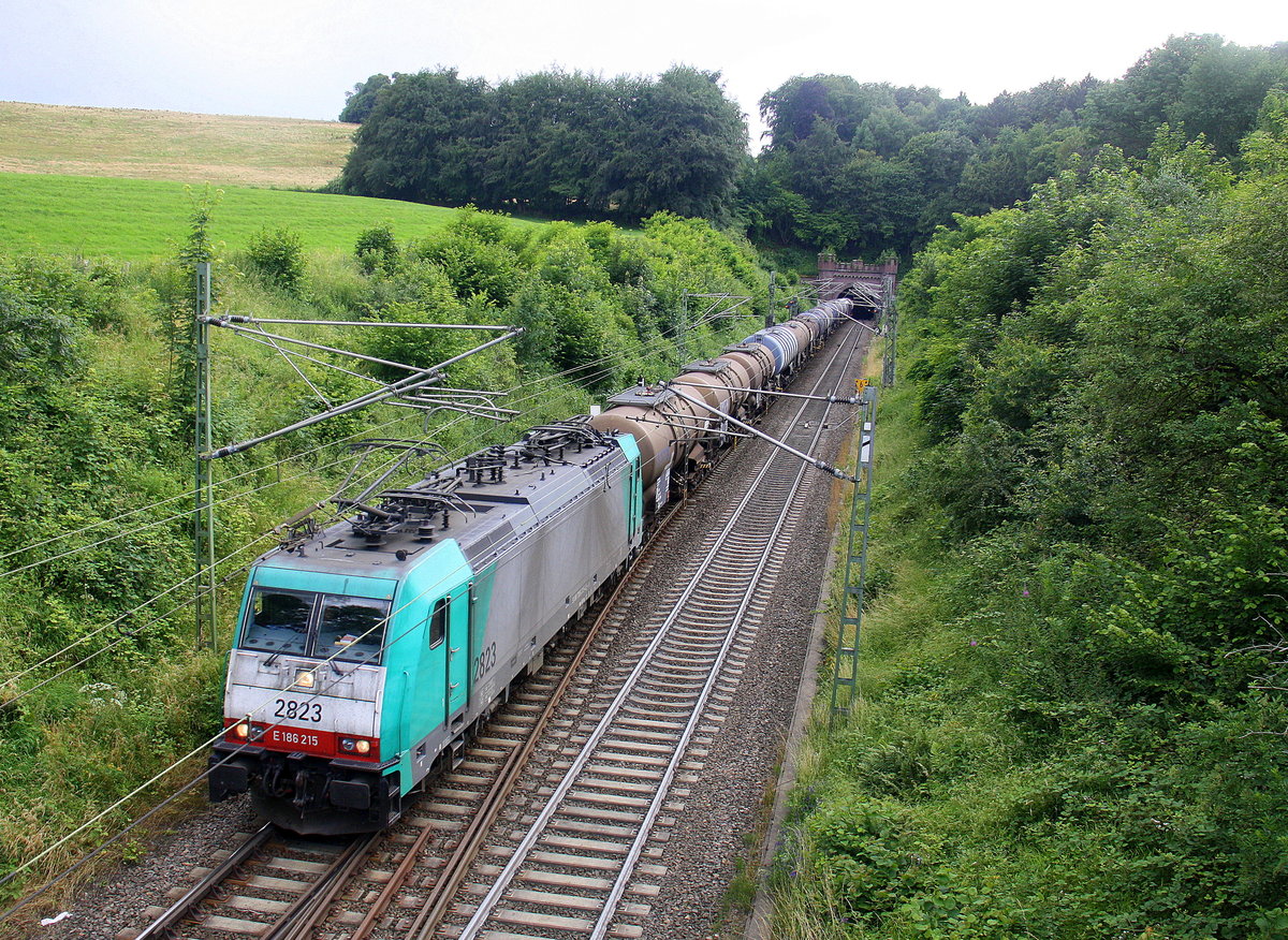 Die Cobra 2823 kommt aus dem Gemmenicher-Tunnel raus mit einem Kesselzug aus Antwerpen-BASF(B) nach Ludwigshafen-BASF(D) und fährt nach Aachen-West und rollt die Gemmenicher-Rampe herunter nach Aachen-West. 
Aufgenommen in Reinartzkehl auf der Montzenroute. 
Bei Sommerwetter am 14.7.2016.