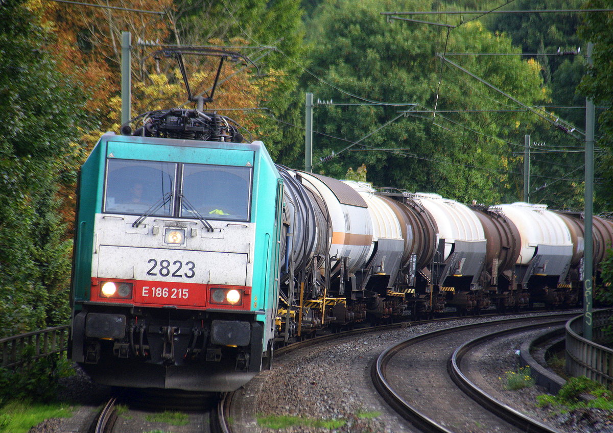 Die Cobra 2823 kommt durch Aachen-Schanz mit einem Kesselzug aus Antwerpen-BASF(B) nach Ludwigshafen-BASF(D) und kommt aus Richtung Aachen-West und fährt in Richtung Aachen-Hbf,Aachen-Rothe-Erde,Stolberg-Hbf(Rheinland)Eschweiler-Hbf,Langerwehe,Düren,Merzenich,Buir,Horrem,Kerpen-Köln-Ehrenfeld,Köln-West,Köln-Süd. Aufgenommen vom Bahnsteig von Aachen-Schanz. 
Bei Sommerwetter am Morgen vom 25.8.2017.