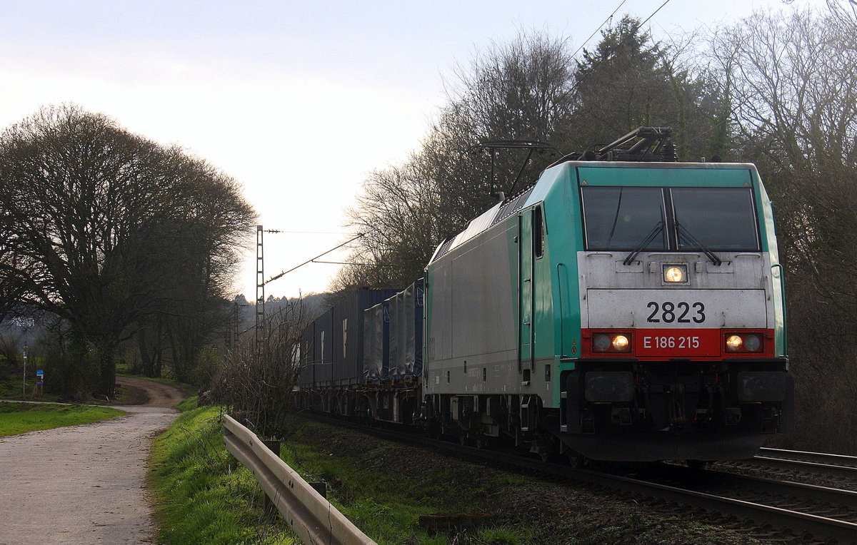 Die Cobra 2823  kommt die Gemmenicher-Rampe herunter nach Aachen-West mit einem Containerzug aus Genk-Zuid Haven(B) nach Novara(I). 
Aufgenommen an der Montzenroute am Gemmenicher-Weg. 
Bei schönem Sonnenschein am Nachmittag vom 23.3.2017.