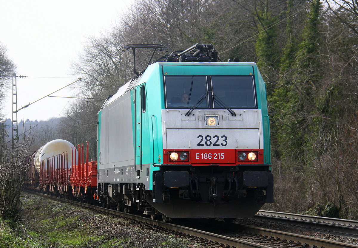 Die Cobra 2823 kommt die Gemmenicher-Rampe herunter nach Aachen-West mit einem langen gemischten Güterzug aus Antwerpen-Noord(B) nach Köln-Gremberg(D). 
Aufgenommen an der Gemmenicher-Rampe am Gemmenicher-Weg an der Montzenroute. 
Bei Frühlingswetter am 2.4.2016.